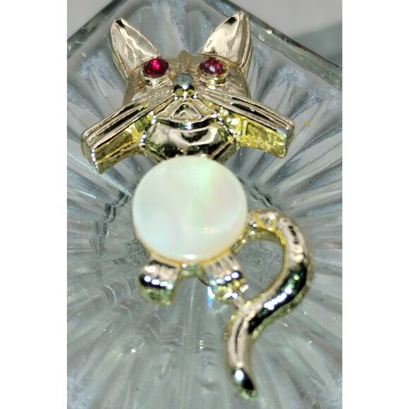 no brand Jewelry - Vintage Mid-Century Gold Tone Cat Brooch – Red Rhinestone Eyes